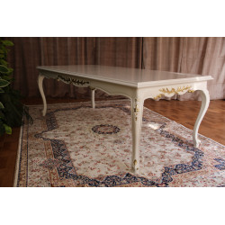 TABLE REPAS DE STYLE LOUIS XV - LAQUE BLANC RELIEFS OR - 240x110 - PROMO !Les MEUBLES DOBOIS vous propose cette magnifique TABLE DE SALLE À MANGER DE STYLE LOUIS XV au prix promotionnel de 999€ TTC au lieu de 1 440€ TTC, sous condition de l’achat simultané d’un minimum de 6 chaises sur une même commande.La structure, comprenant les pieds et la ceinture, est entièrement réalisée en bois de hêtre massif.La finition est réalisée en laque blanche, avec les reliefs et sculptures délicatement rehaussés d’une peinture dorée afin de mettre en valeur les détails du travail du bois.Le plateau est fabriqué en bois semi massif.Dimensions : 240 × 110 cmCapacité : 8 à 10 convives