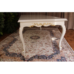 TABLE REPAS DE STYLE LOUIS XV - LAQUE BLANC RELIEFS OR - 240x110 - PROMO !Les MEUBLES DOBOIS vous propose cette magnifique TABLE DE SALLE À MANGER DE STYLE LOUIS XV au prix promotionnel de 999€ TTC au lieu de 1 440€ TTC, sous condition de l’achat simultané d’un minimum de 6 chaises sur une même commande.La structure, comprenant les pieds et la ceinture, est entièrement réalisée en bois de hêtre massif.La finition est réalisée en laque blanche, avec les reliefs et sculptures délicatement rehaussés d’une peinture dorée afin de mettre en valeur les détails du travail du bois.Le plateau est fabriqué en bois semi massif.Dimensions : 240 × 110 cmCapacité : 8 à 10 convives
