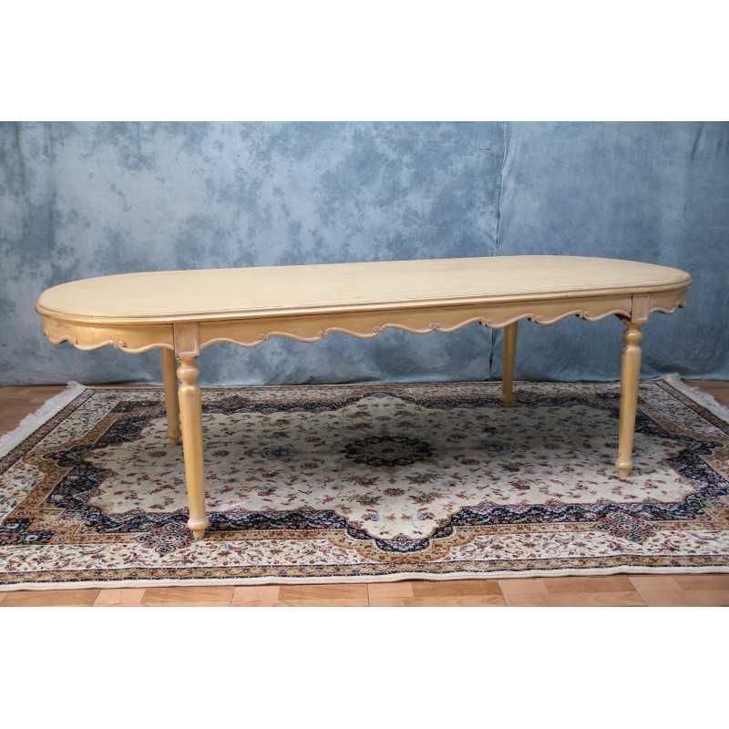 TABLE REPAS DE STYLE LOUIS XVI - PATINE FEUILLE OR VIEILLI ET BLANCHIE - 270x110 - PROMO !Les MEUBLES DOBOIS vous propose cette magnifique TABLE DE SALLE À MANGER DE STYLE LOUIS XVI au prix promotionnel de 999€ TTC au lieu de 1 620€ TTC, sous condition de l’achat simultané d’un minimum de 8 chaises sur une même commande.La structure, comprenant les pieds et la ceinture, est entièrement réalisée en bois de hêtre massif.La finition est composée d’une patine traditionnelle à base de feuille d’or, appliquée sur une assiette rougeâtre, puis légèrement patinée et blanchie afin de lui donner un aspect ancien et authentique.Le plateau est fabriqué en bois semi massif.Dimensions : 270 × 110 cmCapacité : 10 convives