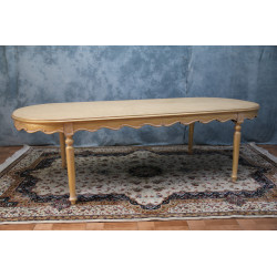 TABLE REPAS DE STYLE LOUIS XVI - PATINE FEUILLE OR VIEILLI ET BLANCHIE - 270x110 - PROMO !Les MEUBLES DOBOIS vous propose cette magnifique TABLE DE SALLE À MANGER DE STYLE LOUIS XVI au prix promotionnel de 999€ TTC au lieu de 1 620€ TTC, sous condition de l’achat simultané d’un minimum de 8 chaises sur une même commande.La structure, comprenant les pieds et la ceinture, est entièrement réalisée en bois de hêtre massif.La finition est composée d’une patine traditionnelle à base de feuille d’or, appliquée sur une assiette rougeâtre, puis légèrement patinée et blanchie afin de lui donner un aspect ancien et authentique.Le plateau est fabriqué en bois semi massif.Dimensions : 270 × 110 cmCapacité : 10 convives