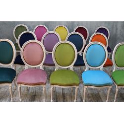LOT 8 CHAISES MEDAILLON MULTICOLORES - Bois cérusé blanc - "PROMO -20%"LOT 8 CHAISES MÉDAILLON MULTICOLORES - Bois cérusé blancMulticolores = une couleur différente par chaise.Chaises Médaillon Louis XVI en hêtre 100% massif, robustes, spacieuses et confortables, adaptées aussi bien aux particuliers pour un usage quotidien qu’aux professionnels de la restauration pour une utilisation intensive.Prix promotionnel sur stock : 199€ TTC l’unité, exclusivement sur les modèles actuellement en stock et jusqu’à épuisement des stocks.Prix sur commande : 249€ TTC l’unité.Minimum de commande : 6 chaises.Nous disposons en permanence d’environ 10 à 20 couleurs de velours moderne en stock. Près de 800 couleurs et références de tissus sont disponibles sur commande, avec différentes matières comme le simili cuir, le lin, le coton, etc.Le stock disponible immédiatement est exclusivement proposé en velours moderne.Les couleurs disponibles en stock sont visibles dans notre catalogue, rubrique « Velours moderne ». Pour les fabrications sur commande, consultez également toutes les autres rubriques de tissus et revêtements.Hauteur d’assise : 48/50 cm Hauteur totale : 100/101 cm Largeur d’assise : 48/50 cm