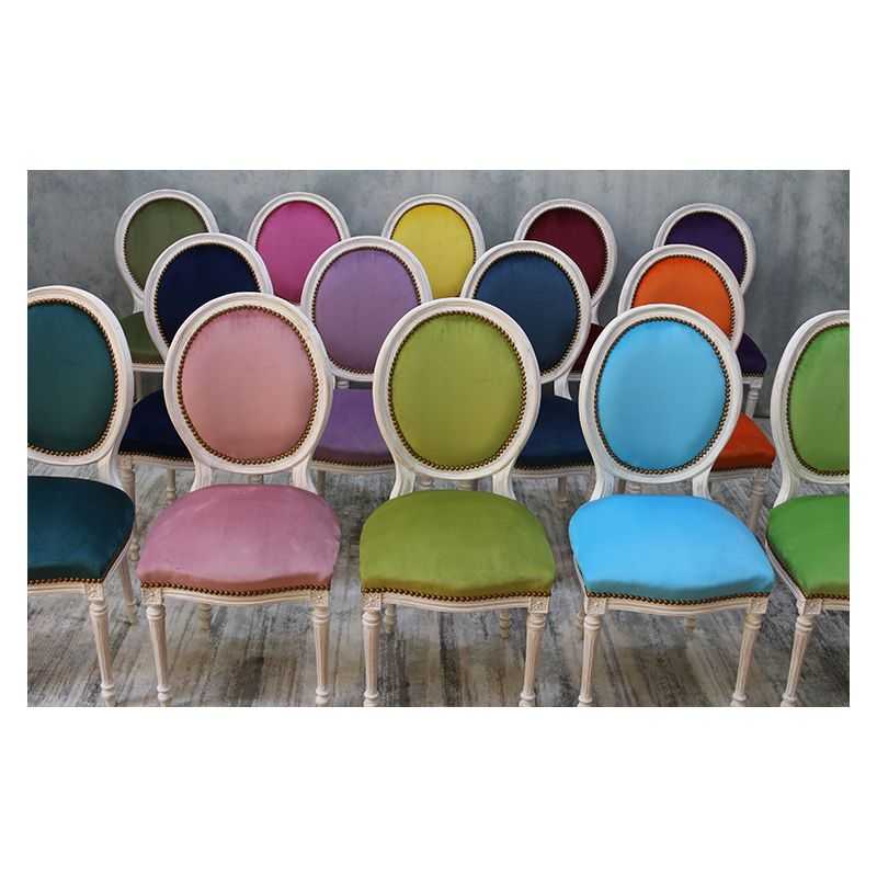 LOT 8 CHAISES MEDAILLON MULTICOLORES - Bois cérusé blanc - "PROMO -20%"LOT 8 CHAISES MÉDAILLON MULTICOLORES - Bois cérusé blancMulticolores = une couleur différente par chaise.Chaises Médaillon Louis XVI en hêtre 100% massif, robustes, spacieuses et confortables, adaptées aussi bien aux particuliers pour un usage quotidien qu’aux professionnels de la restauration pour une utilisation intensive.Prix promotionnel sur stock : 199€ TTC l’unité, exclusivement sur les modèles actuellement en stock et jusqu’à épuisement des stocks.Prix sur commande : 249€ TTC l’unité.Minimum de commande : 6 chaises.Nous disposons en permanence d’environ 10 à 20 couleurs de velours moderne en stock. Près de 800 couleurs et références de tissus sont disponibles sur commande, avec différentes matières comme le simili cuir, le lin, le coton, etc.Le stock disponible immédiatement est exclusivement proposé en velours moderne.Les couleurs disponibles en stock sont visibles dans notre catalogue, rubrique « Velours moderne ». Pour les fabrications sur commande, consultez également toutes les autres rubriques de tissus et revêtements.Hauteur d’assise : 48/50 cm Hauteur totale : 100/101 cm Largeur d’assise : 48/50 cm