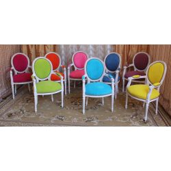 LOT 8 CHAISES MEDAILLON MULTICOLORES - Bois cérusé blanc - "PROMO -20%"LOT 8 CHAISES MÉDAILLON MULTICOLORES - Bois cérusé blancMulticolores = une couleur différente par chaise.Chaises Médaillon Louis XVI en hêtre 100% massif, robustes, spacieuses et confortables, adaptées aussi bien aux particuliers pour un usage quotidien qu’aux professionnels de la restauration pour une utilisation intensive.Prix promotionnel sur stock : 199€ TTC l’unité, exclusivement sur les modèles actuellement en stock et jusqu’à épuisement des stocks.Prix sur commande : 249€ TTC l’unité.Minimum de commande : 6 chaises.Nous disposons en permanence d’environ 10 à 20 couleurs de velours moderne en stock. Près de 800 couleurs et références de tissus sont disponibles sur commande, avec différentes matières comme le simili cuir, le lin, le coton, etc.Le stock disponible immédiatement est exclusivement proposé en velours moderne.Les couleurs disponibles en stock sont visibles dans notre catalogue, rubrique « Velours moderne ». Pour les fabrications sur commande, consultez également toutes les autres rubriques de tissus et revêtements.Hauteur d’assise : 48/50 cm Hauteur totale : 100/101 cm Largeur d’assise : 48/50 cm