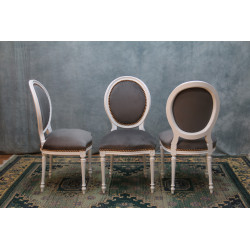 LOT 6 CHAISES MEDAILLON - Bois laqué blanc Velours gris - "PROMO -20%"Lot 6 chaises Médaillon en stock au prix de 199€ TTC unitaire au lieu de 249€ TTC. Fabrication en bois de hêtre 100 % massif. Garniture de tapissier avec sangles, crin et ressorts. Chaises très confortables, adaptées aux gabarits grands et/ou forts, avec une hauteur d’assise de 50 cm et une hauteur totale de 101 cm.