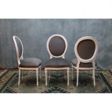 LOT 6 CHAISES MEDAILLON - Bois laqué blanc Velours gris - "PROMO -20%"Lot 6 chaises Médaillon en stock au prix de 199€ TTC unitaire au lieu de 249€ TTC. Fabrication en bois de hêtre 100 % massif. Garniture de tapissier avec sangles, crin et ressorts. Chaises très confortables, adaptées aux gabarits grands et/ou forts, avec une hauteur d’assise de 50 cm et une hauteur totale de 101 cm.