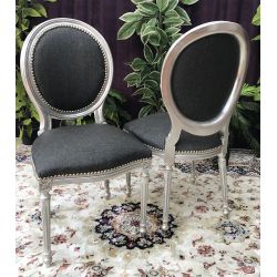 LOT 6 CHAISES MEDAILLON - Simili cuir NON FEU M1 Indestructible AntitacheLot 6 chaises Médaillon en stock. Fabrication en bois de hêtre 100 % massif. Garniture de tapissier avec sangles, crin et ressorts. Chaises très confortables, adaptées aux gabarits grands et/ou forts, avec une hauteur d’assise de 50 cm et une hauteur totale de 101 cm.