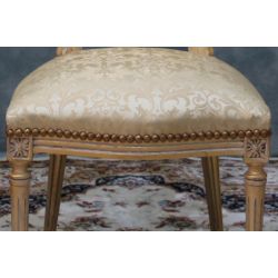 LOT 6 CHAISES MEDAILLON - Or blanc Tissu crème et or - "PROMO -20%"Lot 6 chaises Médaillon en stock au prix de 199€ TTC unitaire au lieu de 249€ TTC. Fabrication en bois de hêtre 100 % massif. Garniture de tapissier avec sangles, crin et ressorts. Chaises très confortables, adaptées aux gabarits grands et/ou forts, avec une hauteur d’assise de 50 cm et une hauteur totale de 101 cm.