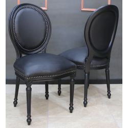 LOT DE 6 CHAISES MEDAILLON - Laque noir - Simili cuir noir - "PROMO -20%"Lot 6 chaises Médaillon en stock au prix de 199€ TTC unitaire au lieu de 249€ TTC. Fabrication en bois de hêtre 100 % massif. Garniture de tapissier avec sangles, crin et ressorts. Chaises très confortables, adaptées aux gabarits grands et/ou forts, avec une hauteur d’assise de 50 cm et une hauteur totale de 101 cm.