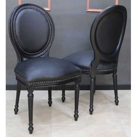 LOT DE 6 CHAISES MEDAILLON - Laque noir - Simili cuir noir - "PROMO -20%"Lot 6 chaises Médaillon en stock au prix de 199€ TTC unitaire au lieu de 249€ TTC. Fabrication en bois de hêtre 100 % massif. Garniture de tapissier avec sangles, crin et ressorts. Chaises très confortables, adaptées aux gabarits grands et/ou forts, avec une hauteur d’assise de 50 cm et une hauteur totale de 101 cm.