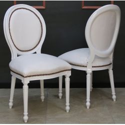 LOT 6 CHAISES MEDAILLON - Laque blanche - Simili cuir Croco blanc - "PROMO -20%"Lot 6 chaises Médaillon en stock au prix de 199€ TTC unitaire au lieu de 249€ TTC. Fabrication en bois de hêtre 100 % massif. Garniture de tapissier avec sangles, crin et ressorts. Chaises très confortables, adaptées aux gabarits grands et/ou forts, avec une hauteur d’assise de 50 cm et une hauteur totale de 101 cm.