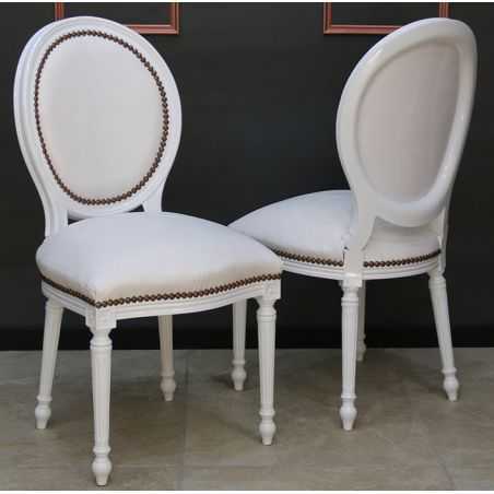 LOT 6 CHAISES MEDAILLON - Laque blanche - Simili cuir Croco blanc - "PROMO -20%"Lot 6 chaises Médaillon en stock au prix de 199€ TTC unitaire au lieu de 249€ TTC. Fabrication en bois de hêtre 100 % massif. Garniture de tapissier avec sangles, crin et ressorts. Chaises très confortables, adaptées aux gabarits grands et/ou forts, avec une hauteur d’assise de 50 cm et une hauteur totale de 101 cm.
