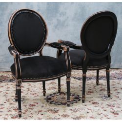 LOT 6 CHAISES MEDAILLON DONT 2 AVEC ACCOUDOIRS - Vernis noir et brut Velours noir - "PROMO -20%"Lot 6 Chaises Médaillon en stock au prix de 199€ l’unité au lieu de 249€. (dont 2 avec accoudoirs)La finition du bois est réalisée avec un vernis noir appliqué sur le hêtre massif. Après vernissage, certaines parties et certains reliefs sont poncés manuellement à la main afin de faire réapparaître volontairement le bois brut sous la finition noire.Ce travail artisanal crée un effet patiné et légèrement vieilli, avec un contraste naturel entre le noir verni et le bois brut apparent. Cette finition est associée à un revêtement en velours noir.Caractéristiques :Style : Louis XVI / MédaillonStructure : hêtre 100% massifFabrication : renforcée pour une utilisation quotidienne ou intensiveUtilisation : particuliers, restaurants, hôtels, cafés et professionnelsRevêtement : velours noir moderneFinition : bois verni noir avec ponçage manuel faisant apparaître le bois brut par endroitsEffet : patiné et légèrement vieilliHauteur d’assise : 48/50 cmHauteur totale : 100/101 cmLargeur : 48/50cm