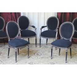 LOT 8 CHAISES MEDAILLON DONT 2 AVEC ACCOUDOIRS - Vernis Noir et Brut - Velours Noir - "PROMO STOCK -20%"Lot 8 Chaises Médaillon en stock au prix de 199€ l’unité au lieu de 249€ dont 2 sont avec accoudoirs. (58/62cm de largeur au lieu de 48/50)La finition du bois est réalisée avec un vernis noir appliqué sur le hêtre massif. Après vernissage, certaines parties et certains reliefs sont poncés manuellement à la main afin de faire réapparaître volontairement le bois brut sous la finition noire.Ce travail artisanal crée un effet patiné et légèrement vieilli, avec un contraste naturel entre le noir verni et le bois brut apparent. Cette finition est associée à un revêtement en velours noir.Caractéristiques :Style : Louis XVI / MédaillonStructure : hêtre 100% massifFabrication : renforcée pour une utilisation quotidienne ou intensiveUtilisation : particuliers, restaurants, hôtels, cafés et professionnelsRevêtement : velours noir moderneFinition : bois verni noir avec ponçage manuel faisant apparaître le bois brut par endroitsEffet : patiné et légèrement vieilliHauteur d’assise : 48/50 cmHauteur totale : 100/101 cmLargeur : 48/50cm