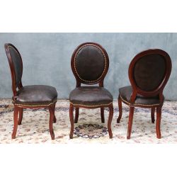 LOT 6 CHAISES MEDAILLON STYLE LOUIS XV - Vernis chêne - Simili cuir Croco - "PROMO -20%"Lot 6 chaises Médaillon en stock au prix de 199€ TTC unitaire au lieu de 249€ TTC. Fabrication en bois de hêtre 100 % massif. Garniture de tapissier avec sangles, crin et ressorts. Chaises très confortables, adaptées aux gabarits grands et/ou forts, avec une hauteur d’assise de 50 cm et une hauteur totale de 101 cm.