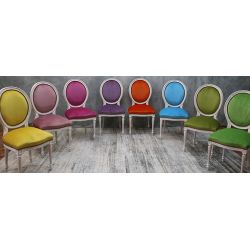 LOT 6 à 58 CHAISES MEDAILLON MULTICOLORES EN STOCK - Bois cérusé blancLot de 6 à 58 chaises Médaillon multicolores disponibles en stock au prix de 199€ l’unité au lieu de 249€, dans la limite des stocks disponibles.Ces chaises Médaillon de style Louis XVI sont fabriquées en hêtre 100% massif avec une finition bois cérusé blanc. Leur structure renforcée est adaptée à une utilisation quotidienne ou intensive, aussi bien pour les particuliers que pour les restaurants, hôtels, cafés, salles de réception et autres professionnels.L’assise et le dossier sont garnis en velours de différentes couleurs. Nous disposons en permanence d’environ 10 à 20 couleurs de velours en stock. Près de 800 couleurs sont disponibles sur commande.Caractéristiques :− Style : Louis XVI / Chaise Médaillon− Structure : hêtre 100% massif− Fabrication : structure renforcée− Utilisation : particuliers et professionnels− Usage : quotidien ou intensif− Revêtement : velours multicolore− Finition du bois : cérusé blanc− Hauteur d’assise : 48/50 cm− Hauteur totale : 100/101 cm− Largeur : 48/50 cm− Minimum de commande : 6 chaises− Après épuisement du stock : disponible sur commande à 249€ l’unité