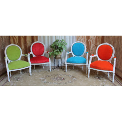 LOT 4 FAUTEUILS MÉDAILLON en stock - Multicolores - Bois cérusé blanc - PROMO !Lot de 4 fauteuils Médaillon de style Louis XVI, fabriqués en hêtre 100% massif avec sculptures réalisées à la main au ciseau à bois.Prix Promo 999€ TTC au lieu de 1396€ TTC pour ce lot en stock.Structure robuste avec assemblages traditionnels, assise large et confortable.Livraison assurée par nos soins, les fauteuils étant protégés individuellement dans des couvertures et mousses de calage pendant le transport. 