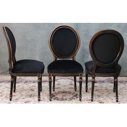 LOT 8 CHAISES MEDAILLON - Bois noir et brut Velours noir - "PROMO -20%"Lot  8 Chaises Médaillon en stock au prix de 199€ l’unité au lieu de 249€.La finition du bois est réalisée avec un vernis noir appliqué sur le hêtre massif. Après vernissage, certaines parties et certains reliefs sont poncés manuellement à la main afin de faire réapparaître volontairement le bois brut sous la finition noire.Ce travail artisanal crée un effet patiné et légèrement vieilli, avec un contraste naturel entre le noir verni et le bois brut apparent. Cette finition est associée à un revêtement en velours noir.Caractéristiques :Style : Louis XVI / MédaillonStructure : hêtre 100% massifFabrication : renforcée pour une utilisation quotidienne ou intensiveUtilisation : particuliers, restaurants, hôtels, cafés et professionnelsRevêtement : velours noir moderneFinition : bois verni noir avec ponçage manuel faisant apparaître le bois brut par endroitsEffet : patiné et légèrement vieilliHauteur d’assise : 48/50 cmHauteur totale : 100/101 cmLargeur : 48/50cm