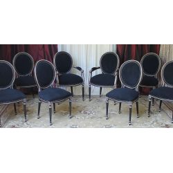 LOT 8 CHAISES MEDAILLON - Bois noir et brut Velours noir - "PROMO -20%"Lot  8 Chaises Médaillon en stock au prix de 199€ l’unité au lieu de 249€.La finition du bois est réalisée avec un vernis noir appliqué sur le hêtre massif. Après vernissage, certaines parties et certains reliefs sont poncés manuellement à la main afin de faire réapparaître volontairement le bois brut sous la finition noire.Ce travail artisanal crée un effet patiné et légèrement vieilli, avec un contraste naturel entre le noir verni et le bois brut apparent. Cette finition est associée à un revêtement en velours noir.Caractéristiques :Style : Louis XVI / MédaillonStructure : hêtre 100% massifFabrication : renforcée pour une utilisation quotidienne ou intensiveUtilisation : particuliers, restaurants, hôtels, cafés et professionnelsRevêtement : velours noir moderneFinition : bois verni noir avec ponçage manuel faisant apparaître le bois brut par endroitsEffet : patiné et légèrement vieilliHauteur d’assise : 48/50 cmHauteur totale : 100/101 cmLargeur : 48/50cm