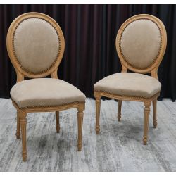 LOT 6 CHAISES MEDAILLON- Bois vernis naturel avec un simili cuir de velours