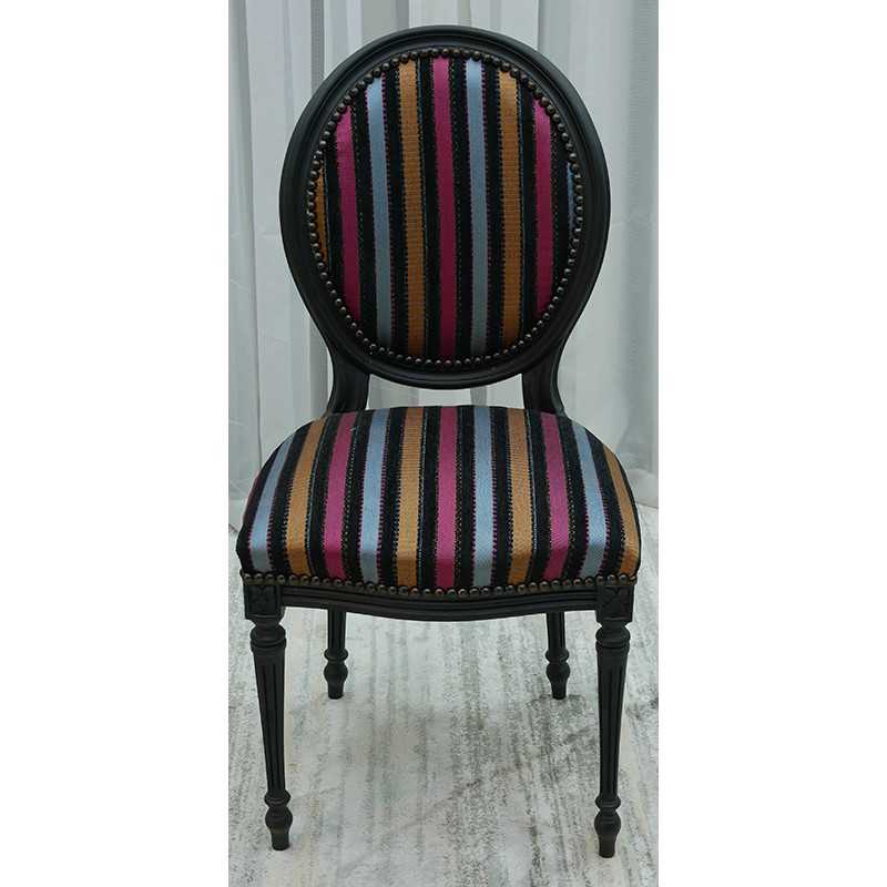 LOT DE 6 CHAISES MEDAILLON "PRIX PROMO -20% !"Lot 6 chaises Médaillon en stock au prix de 199€ TTC unitaire au lieu de 249€ TTC. Fabrication en bois de hêtre 100 % massif. Garniture de tapissier avec sangles, crin et ressorts. Chaises très confortables, adaptées aux gabarits grands et/ou forts, avec une hauteur d’assise de 50 cm et une hauteur totale de 101 cm.