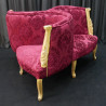 Fauteuil Indiscret 3 places de Style Louis XV - Bois doré avec un tissu bordeauxFauteuil Indiscret 3 places avec des pieds Louis XV (disponible sur commande avec pieds Louis XVI ou Moderne). Fabrication en bois de hêtre 100 % massif. Garniture de tapissier avec sangles, crin et ressorts. Fauteuil très confortables, adaptées aux gabarits grands et/ou forts.