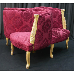 Fauteuil Indiscret 3 places de Style Louis XV - Bois doré avec un tissu bordeauxFauteuil Indiscret 3 places avec des pieds Louis XV (disponible sur commande avec pieds Louis XVI ou Moderne). Fabrication en bois de hêtre 100 % massif. Garniture de tapissier avec sangles, crin et ressorts. Fauteuil très confortables, adaptées aux gabarits grands et/ou forts.