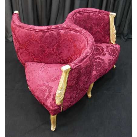 Fauteuil Indiscret 3 places de Style Louis XV - Bois doré avec un tissu bordeauxFauteuil Indiscret 3 places avec des pieds Louis XV (disponible sur commande avec pieds Louis XVI ou Moderne). Fabrication en bois de hêtre 100 % massif. Garniture de tapissier avec sangles, crin et ressorts. Fauteuil très confortables, adaptées aux gabarits grands et/ou forts.