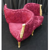 Fauteuil Indiscret 3 places de Style Louis XV - Bois doré avec un tissu bordeauxFauteuil Indiscret 3 places avec des pieds Louis XV (disponible sur commande avec pieds Louis XVI ou Moderne). Fabrication en bois de hêtre 100 % massif. Garniture de tapissier avec sangles, crin et ressorts. Fauteuil très confortables, adaptées aux gabarits grands et/ou forts.