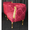 Fauteuil Confident 2 places de Style Louis XV - Bois doré et tissu bordeauxFauteuil Confident 2 places avec des pieds Louis XVI (disponible sur commande avec pieds Louis XV ou Moderne). Fabrication en bois de hêtre 100 % massif. Garniture de tapissier avec sangles, crin et ressorts. Fauteuil très confortables, adaptées aux gabarits grands et/ou forts.