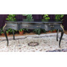Bureau Baroque Style Louis XV en bois laqué noir - 140x70cm - PROMO STOCK -20% !Magnifique Bureau Baroque de Style Louis XV en stock à prix PROMO.Tous les meubles présentés dans notre catalogue sont fabriqués dans nos ateliers. Ce modèle peut être livré dans un délai compris entre 1 jour et 8 semaines, selon votre adresse et le planning de nos tournées de livraison en groupage.La livraison est proposée au tarif unique de 349€ TTC dans toute la France continentale, quels que soient le nombre de meubles commandés, leur volume ou la distance à parcourir. Nous effectuons nous-mêmes la livraison de nos meubles, sans faire appel à un transporteur ni à un sous-traitant. Chaque bureau est soigneusement protégé dans notre véhicule à l’aide de couvertures épaisses et de mousses de calage afin de limiter les risques de chocs, de rayures ou de détérioration pendant le trajet. Lorsque le modèle disponible en stock ne correspond pas exactement à votre projet, nous pouvons également fabriquer votre bureau sur mesure, avec la possibilité de personnaliser les dimensions et la couleur du bois. Le délai de fabrication d’un bureau personnalisé est généralement compris entre 1 et 4 mois, selon le modèle et les options choisies.
