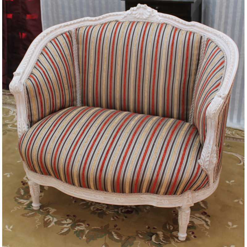 CANAPÉ NID D'ANGE DE STYLE LOUIS XVI AVEC REPOSE-PIEDS - CERUSE BLANC - PROMO -20% + Un Repose-Pieds OffertCanapé Nid d’Ange de Style Louis XVI avec repose-pieds – Cérusé blanc – PROMO -20 %Élégant et original, ce canapé Nid d’Ange de Style Louis XVI est un modèle une place et demie, idéal pour créer un coin de détente confortable sans occuper l’espace d’un canapé traditionnel.Ses dimensions intermédiaires en font un meuble particulièrement adapté à une chambre, un couloir large, un boudoir, une entrée ou comme canapé d’appoint dans un salon.Sa structure en bois sculpté reprend les codes raffinés du Style Louis XVI et reçoit une finition cérusée blanche qui lui apporte une allure lumineuse, douce et élégante.Il est accompagné de son repose-pieds assorti, permettant de profiter d’une position plus confortable pour la lecture, la détente ou simplement comme assise décorative.Un modèle à la fois pratique et décoratif, parfaitement adapté aux intérieurs classiques, romantiques ou de Style.• Canapé une place et demie• Finition cérusé blanc• Idéal pour chambre, couloir, entrée ou salon• Parfait comme canapé d’appoint• Assise confortable et enveloppante• Modèle disponible en stock• Prix promotionnel : -20 % + un repose pieds offert d'une valeur de 279€ 