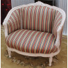 CANAPÉ NID D'ANGE DE STYLE LOUIS XVI AVEC REPOSE-PIEDS - CERUSE BLANC - PROMO -20% + Un Repose-Pieds OffertCanapé Nid d’Ange de Style Louis XVI avec repose-pieds – Cérusé blanc – PROMO -20 %Élégant et original, ce canapé Nid d’Ange de Style Louis XVI est un modèle une place et demie, idéal pour créer un coin de détente confortable sans occuper l’espace d’un canapé traditionnel.Ses dimensions intermédiaires en font un meuble particulièrement adapté à une chambre, un couloir large, un boudoir, une entrée ou comme canapé d’appoint dans un salon.Sa structure en bois sculpté reprend les codes raffinés du Style Louis XVI et reçoit une finition cérusée blanche qui lui apporte une allure lumineuse, douce et élégante.Il est accompagné de son repose-pieds assorti, permettant de profiter d’une position plus confortable pour la lecture, la détente ou simplement comme assise décorative.Un modèle à la fois pratique et décoratif, parfaitement adapté aux intérieurs classiques, romantiques ou de Style.• Canapé une place et demie• Finition cérusé blanc• Idéal pour chambre, couloir, entrée ou salon• Parfait comme canapé d’appoint• Assise confortable et enveloppante• Modèle disponible en stock• Prix promotionnel : -20 % + un repose pieds offert d'une valeur de 279€ 