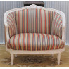 CANAPÉ NID D'ANGE DE STYLE LOUIS XVI AVEC REPOSE-PIEDS - CERUSE BLANC - PROMO -20% + Un Repose-Pieds OffertCanapé Nid d’Ange de Style Louis XVI avec repose-pieds – Cérusé blanc – PROMO -20 %Élégant et original, ce canapé Nid d’Ange de Style Louis XVI est un modèle une place et demie, idéal pour créer un coin de détente confortable sans occuper l’espace d’un canapé traditionnel.Ses dimensions intermédiaires en font un meuble particulièrement adapté à une chambre, un couloir large, un boudoir, une entrée ou comme canapé d’appoint dans un salon.Sa structure en bois sculpté reprend les codes raffinés du Style Louis XVI et reçoit une finition cérusée blanche qui lui apporte une allure lumineuse, douce et élégante.Il est accompagné de son repose-pieds assorti, permettant de profiter d’une position plus confortable pour la lecture, la détente ou simplement comme assise décorative.Un modèle à la fois pratique et décoratif, parfaitement adapté aux intérieurs classiques, romantiques ou de Style.• Canapé une place et demie• Finition cérusé blanc• Idéal pour chambre, couloir, entrée ou salon• Parfait comme canapé d’appoint• Assise confortable et enveloppante• Modèle disponible en stock• Prix promotionnel : -20 % + un repose pieds offert d'une valeur de 279€ 