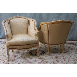 LOT 2 GRANDS FAUTEUILS CABRIOLET - Bois patine OR blanc avec un tissu creme et or