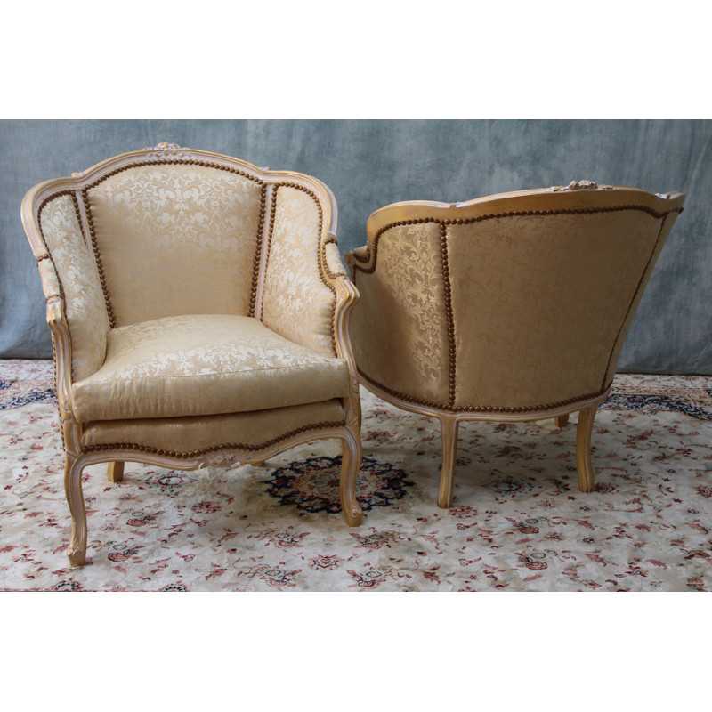 LOT 2 GRANDS FAUTEUILS CABRIOLET - Bois patine OR blanc avec un tissu creme et or