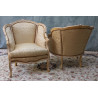 LOT 2 GRANDS FAUTEUILS CABRIOLET - Bois patine OR blanc avec un tissu creme et or