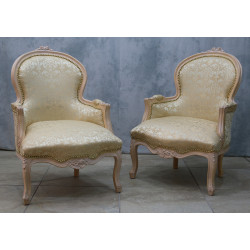 LOT 2 FAUTEUILS BERGÈRES CABRIOLET DE STYLE LOUIS XV OU DE STYLE BAROQUE - OR blanc avec un tissu crème et or