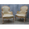 LOT 2 FAUTEUILS BERGÈRES CABRIOLET DE STYLE LOUIS XV OU DE STYLE BAROQUE - OR blanc avec un tissu crème et or