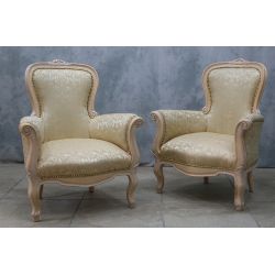 Lot 2 Fauteuils Bergères Cabriolet Style Louis XV - Bois patiné feuille d'or blanc avec un tissu crème et orMagnifique paire de fauteuils de style Louis XV, fabriqués dans nos ateliers en bois de hêtre 100% massif. Garniture tapissier avec sangles, crin et ressorts. La teinte de bois est une patine à base de feuille d’or blanchie, offrant un effet or moderne ou ancien modernisé. Le tissu est un satin crème et doré léger.