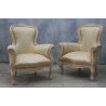 Lot 2 Fauteuils Bergères Cabriolet Style Louis XV - Bois patiné feuille d'or blanc avec un tissu crème et orMagnifique paire de fauteuils de style Louis XV, fabriqués dans nos ateliers en bois de hêtre 100% massif. Garniture tapissier avec sangles, crin et ressorts. La teinte de bois est une patine à base de feuille d’or blanchie, offrant un effet or moderne ou ancien modernisé. Le tissu est un satin crème et doré léger.