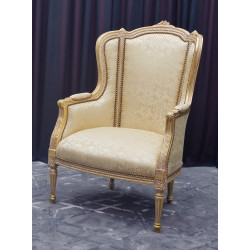 LOT 2 BERGERES 3PANS DE STYLE LOUIS XVI - Bois patine OR blanc avec un tissu creme et or