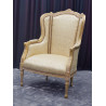 LOT 2 BERGERES 3PANS DE STYLE LOUIS XVI - Bois patine OR blanc avec un tissu creme et or