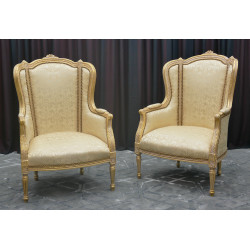 LOT 2 BERGERES 3PANS DE STYLE LOUIS XVI - Bois patine OR blanc avec un tissu creme et or