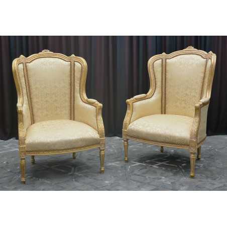 LOT 2 BERGERES 3PANS DE STYLE LOUIS XVI - Bois patine OR blanc avec un tissu creme et or