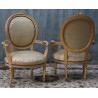 Lot 2 Fauteuils Médaillon Style Louis XVI - Bois patiné feuille d'or blanc avec un tissu crème et orMagnifique paire de fauteuils médaillon, fabriqués dans nos ateliers en bois de hêtre 100% massif. Garniture tapissier avec sangles, crin et ressorts. La teinte de bois est une patine à base de feuille d’or blanchie, offrant un effet or moderne ou ancien modernisé. Le tissu est un satin crème et doré léger.