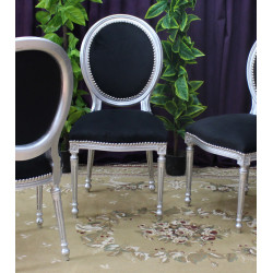 LOT 6 à 48 CHAISES MEDAILLON BAROQUE EN STOCK - Bois argent et velours noirLot de 6 à 48 chaises Médaillon Baroque disponibles en stock au prix de 199€ l’unité au lieu de 249€, dans la limite des stocks disponibles.Ces chaises Médaillon de style Baroque sont fabriquées en hêtre 100% massif avec une finition bois argent. La structure renforcée est prévue pour une utilisation quotidienne ou intensive, chez les particuliers comme dans les restaurants, hôtels, cafés, salles de réception et autres établissements professionnels.L’assise et le dossier sont garnis en velours noir. La fabrication en bois massif et la structure renforcée permettent un usage régulier, intensif et professionnel.Caractéristiques :− Style : Baroque / Chaise Médaillon− Structure : hêtre 100% massif− Fabrication : structure renforcée− Utilisation : particuliers et professionnels− Usage : quotidien ou intensif− Revêtement : velours noir− Finition du bois : argent− Hauteur d’assise : 48/50 cm− Hauteur totale : 100/101 cm− Largeur : 48/50 cm− Minimum de commande : 6 chaises− Après épuisement du stock : disponible sur commande à 249€ l’unité