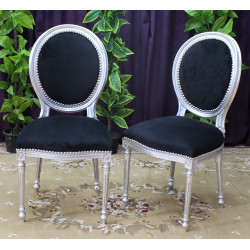 LOT 6 à 48 CHAISES MEDAILLON BAROQUE EN STOCK - Bois argent et velours noirLot de 6 à 48 chaises Médaillon Baroque disponibles en stock au prix de 199€ l’unité au lieu de 249€, dans la limite des stocks disponibles.Ces chaises Médaillon de style Baroque sont fabriquées en hêtre 100% massif avec une finition bois argent. La structure renforcée est prévue pour une utilisation quotidienne ou intensive, chez les particuliers comme dans les restaurants, hôtels, cafés, salles de réception et autres établissements professionnels.L’assise et le dossier sont garnis en velours noir. La fabrication en bois massif et la structure renforcée permettent un usage régulier, intensif et professionnel.Caractéristiques :− Style : Baroque / Chaise Médaillon− Structure : hêtre 100% massif− Fabrication : structure renforcée− Utilisation : particuliers et professionnels− Usage : quotidien ou intensif− Revêtement : velours noir− Finition du bois : argent− Hauteur d’assise : 48/50 cm− Hauteur totale : 100/101 cm− Largeur : 48/50 cm− Minimum de commande : 6 chaises− Après épuisement du stock : disponible sur commande à 249€ l’unité