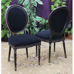 LOT 12 CHAISES MEDAILLON STYLE LOUIS XVI - Vernis noir marbré - "PROMO STOCK -20%"Lot 12 Chaises Médaillon en stock au prix de 199€ l’unité au lieu de 249€.La finition du bois est réalisée avec un vernis noir appliqué sur le hêtre massif. Après vernissage, certaines parties et certains reliefs sont poncés manuellement à la main afin de faire réapparaître volontairement le bois brut sous la finition noire.Ce travail artisanal crée un effet patiné et légèrement vieilli, avec un contraste naturel entre le noir verni et le bois brut apparent. Cette finition est associée à un revêtement en velours noir.Caractéristiques :Style : Louis XVI / MédaillonStructure : hêtre 100% massifFabrication : renforcée pour une utilisation quotidienne ou intensiveUtilisation : particuliers, restaurants, hôtels, cafés et professionnelsRevêtement : velours noir moderneFinition : bois verni noir avec ponçage manuel faisant apparaître le bois brut par endroitsEffet : patiné et légèrement vieilliHauteur d’assise : 48/50 cmHauteur totale : 100/101 cmLargeur : 48/50cm