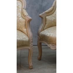 Lot 2 Fauteuils Bergères en Gondole Style Louis XV - Bois patiné feuille d'or blanc avec un tissu crème et or