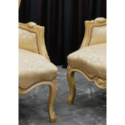 LOT 2 FAUTEUILS BERGÈRES CABRIOLET DE STYLE LOUIS XV OU DE STYLE BAROQUE - OR blanc avec un tissu crème et or